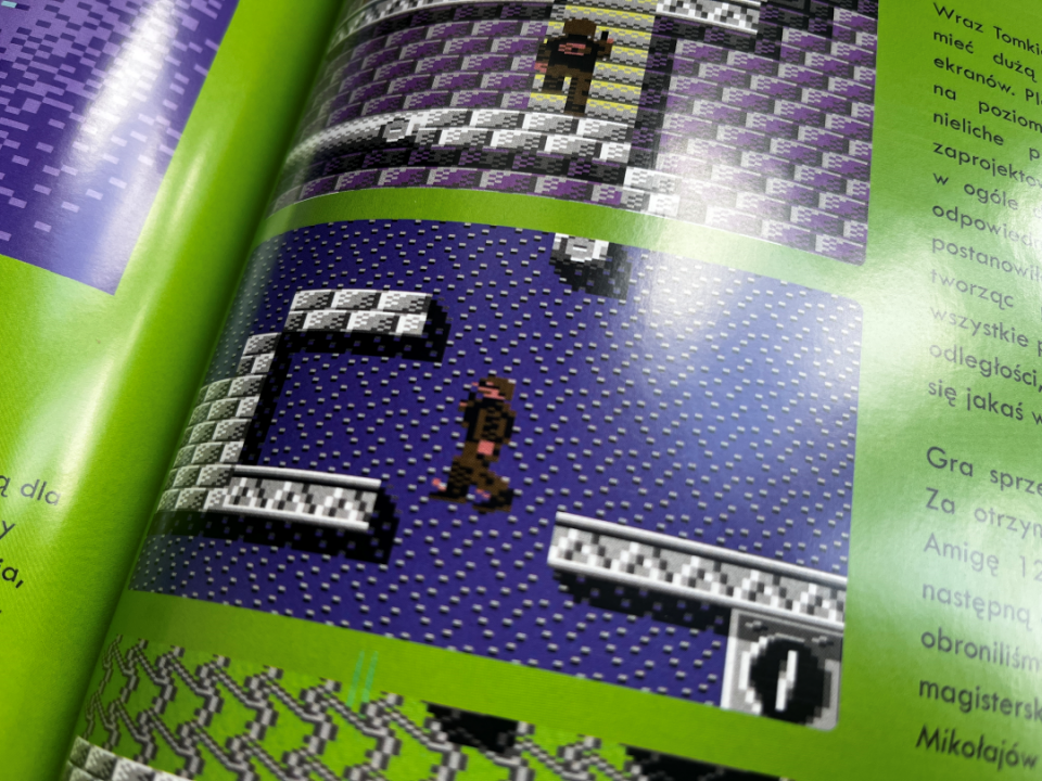 Agent UOP, lepszy niż agent 007, grafika: Michał Myśliwiec. Rok wydania: 1994. Zdjęcie z gry Agent UOP przedstawiające agenta w okularach przeciwsłonecznych z bronią w ręku