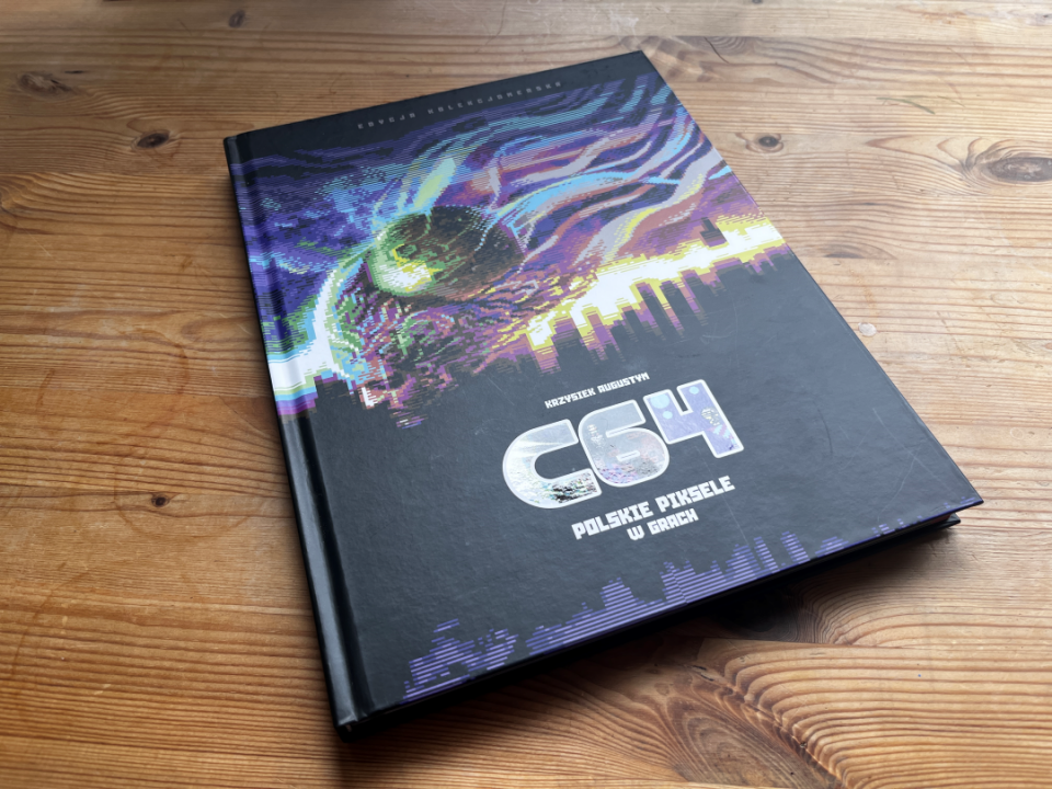 Limitowana kopia w twardej oprawie, wydana w języku polskim Limitowana kopia w twardej oprawie, okładka książki przedstawia latającą głowę z miastem w tle, wykonana w grafice pikselowej