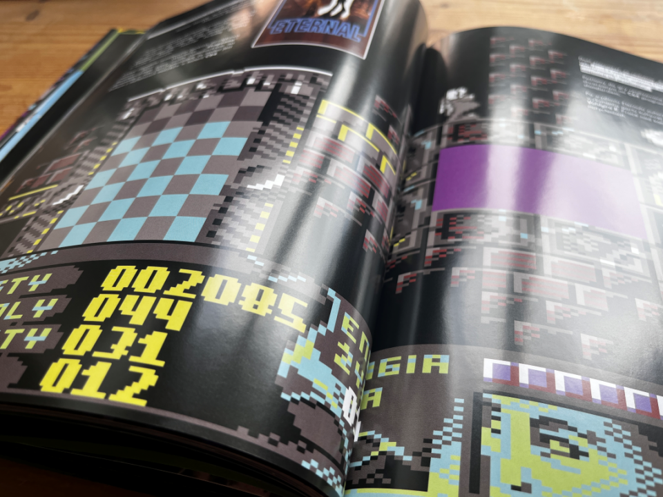 Gra Eternal, wydana przez Inflexion/Timsoft w 1994 Zdjęcie z 2 stron przedstawiające zabawnie wyglądającego faceta z dużymi oczami na ciemnym poziomie lochu