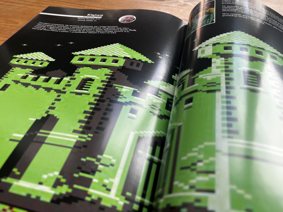 Dzięki Klątwie, byłem w stanie zakolegować się na długo z Atarowcem, który wiedział jak tę grę przejść. Rok wydania: 1993. Zdjęcie z gry Klątwa z wielkim zielonym zamczyskiem na nocnym tle