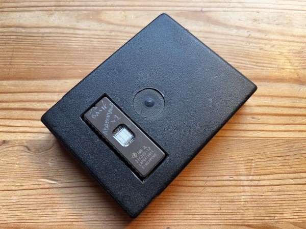 Prototyp cartridge'a Zdjęcie czarnej obudowy prototypu cartridge'a z wyciętym okienkiem na EPROM